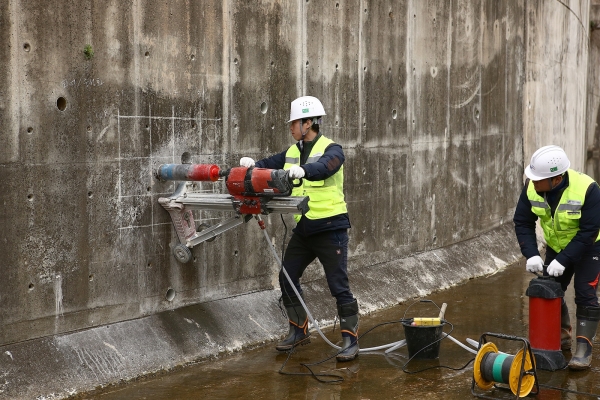 공사 안전진단사업단에서 저수지 방수로 옹벽 콘크리트 코어를 채취하고 있다. 채취한 시료는 강도시험 염화물함유랑등을 시험한다