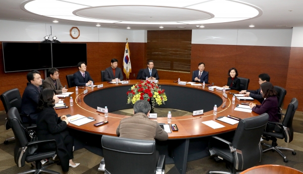 코로나19 확산과 관련해 21일 학원 분야 대책회의