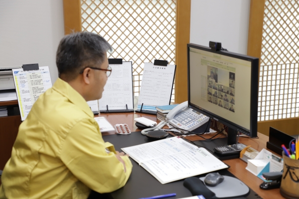 길정섭 본부장이 경영협의회 및 시군지부장들과 화상회의 주재 모습