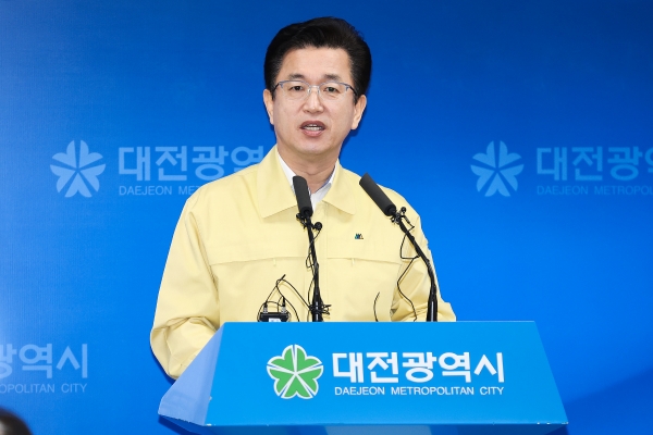 허태정 대전시장이 22일 코로나19 대전지역 확진자 발생에 따른 긴급 기자회견을 하고 있다.