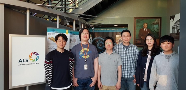 (좌-우) KAIST 이시원 연구원, 로렌스 버클리 연구소 유영상 박사, 김천중 충남대 부교수, 김현유 충남대 부교수, 충남대 유미 연구원, 충남대 하현우 연구원
