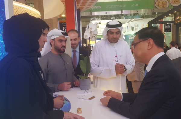 두바이식품박람회 현장에서 한국농식품의 우수성을 설명하고 있는 aT 신현곤 수출이사(우측 첫번째)