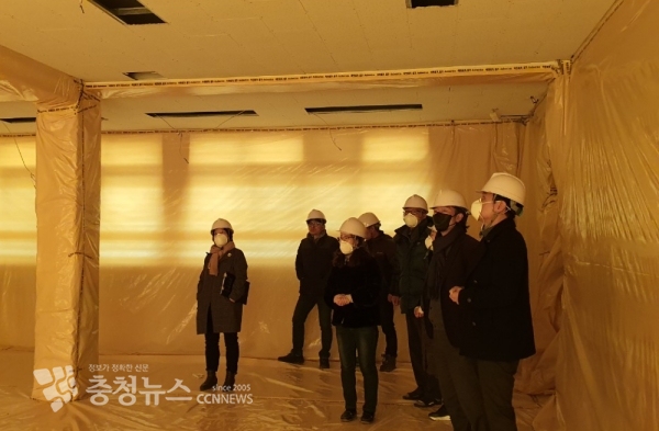 공사 상황을 점검하는 학교 석면 해체제거 모니터단 모습