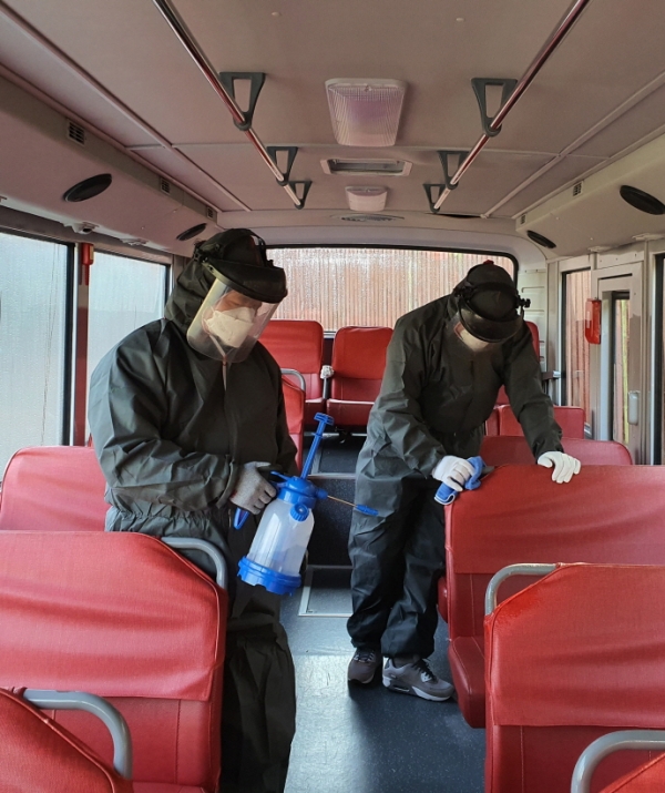 오월드 직원들이 시설물에 대한 방역을 실시하고 있다.