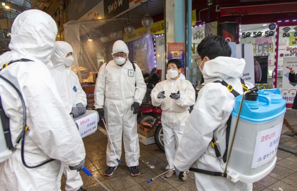 박정현 대덕구청장은 25일 공무원들과 법동 전통시장 내 점포 방역작업을 하고 있다