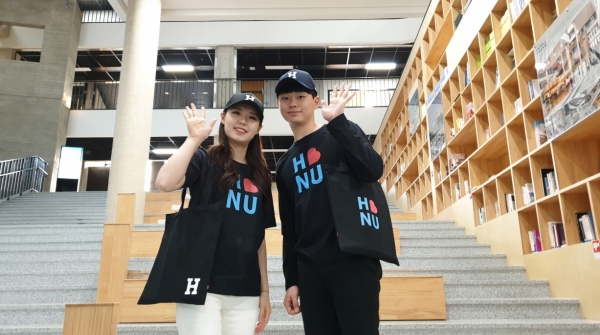 국립한밭대가 대학 고유브랜드 디자인을 개발하고 샘플을 제작하여 첫 선을 보이고 있다