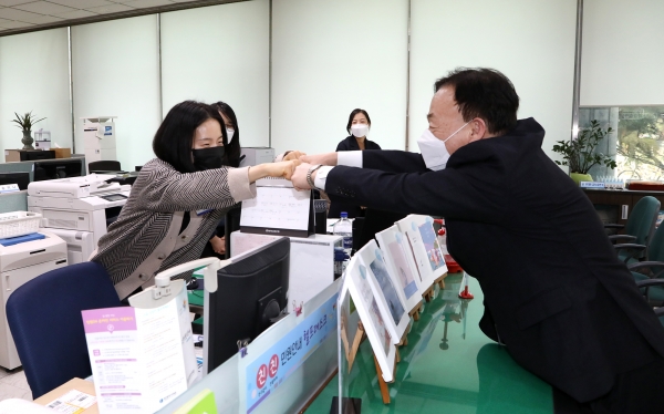 설동호 교육감, 민원봉사실 격려 방문 모습