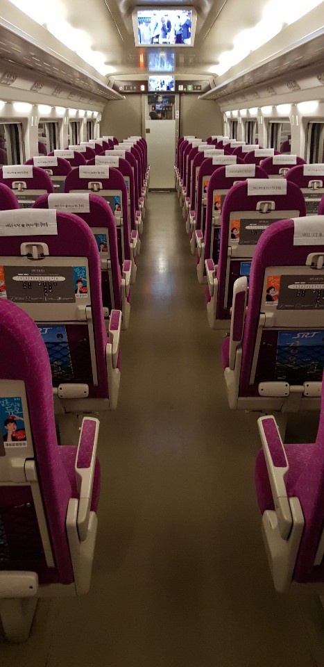 신종 코로나 바이러스 감염증(코로나 19)가 전국적으로 확산세를 보이는 가운데 28일 오후 대전역 출발 서울행 KTX에 많은 좌석이 비어 있다. (사진=독자제공)