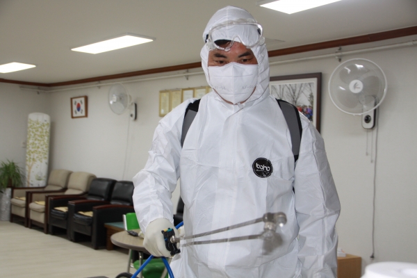 더불어민주당 박영순 대전 대덕구 국회의원 예비후보가 28일 방역소독 봉사를 벌이고 있다.