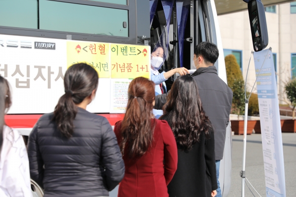 3일 시청 현관 앞에서 대한적십자사 대전세종충남 혈액원과 함께 헌혈의 날 행사를 진행