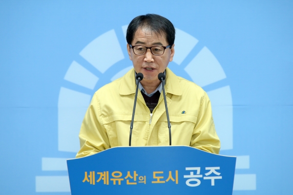 윤부한 여성가족과장이 제67차 정례브리핑 모습