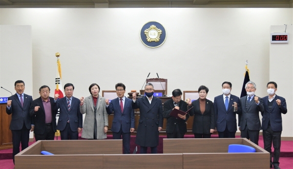 공주시의회는 4일 백제문화제 매년 개최 촉구 결의안을 통과시켰다.