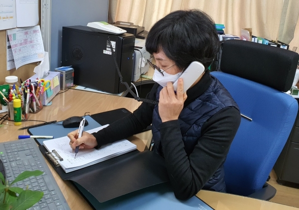 교육복지사가 취약계층 대상으로 전화상담을 진행하고 있다