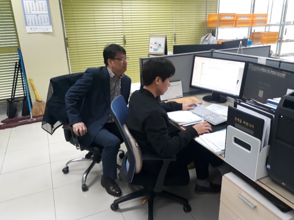 한밭대학교 LINC+사업단 윤석일 교수가 하이퍼워크를 활용해 기업지원을 하고 있다.