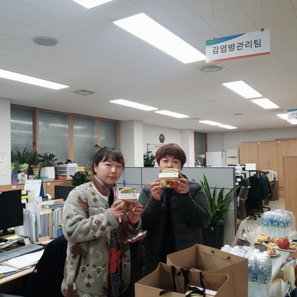 한국도로공사 대전충남본부는 지난 5일부터 7일간 코로나19 확산 방지를 위해 최일선에서 일하고있는 대덕구 선별진료소 3곳에 간식을 지원하고 있다