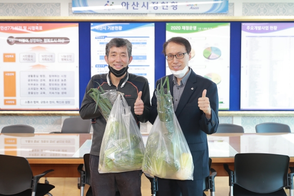 윤찬수 부시장이 학교급식 친환경 식자재(농산물)를 구입해 친환경 농가에 힘을 보태면서 시청내 직원들도 함께 착한소비캠페인에 참여를 시작했다.
