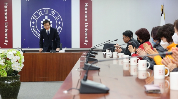 9일 오후 4시 대학 본관 대회의실에서 총장과 주요 보직자, 지회장과 조합원들이 참석한 가운데 ‘노사평화 선포식’ 개최