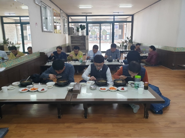 윤찬수 부시장은 재난안전대책본부 관계공무원들과 함께 본부 인근 식당에서 한 방향 중식 일렬 식사를 하고 있다.