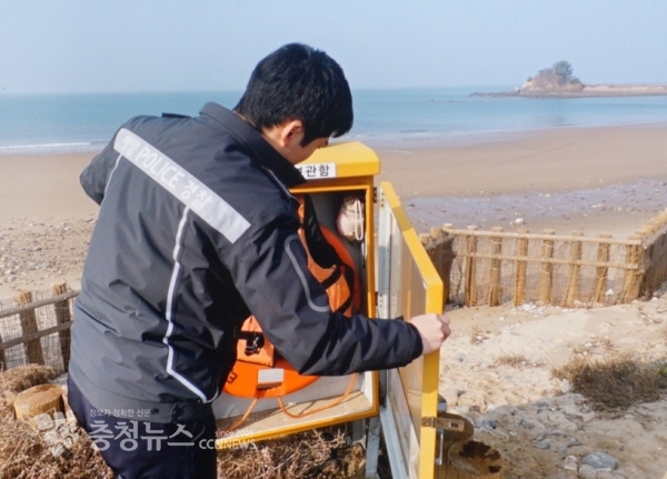 해양경찰이 안전관리시설물 점검(출처=태안해양경찰서)