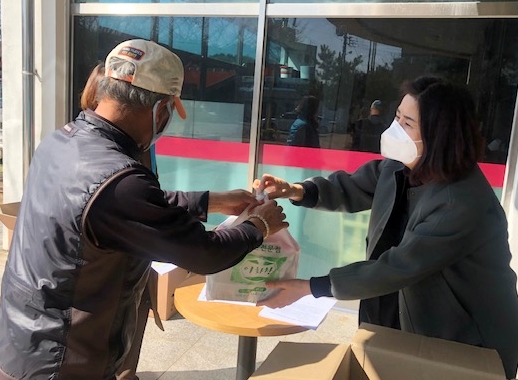 공사직원들이 지역 취약계층 어르신 댁에 도시락을 전달하고 있다