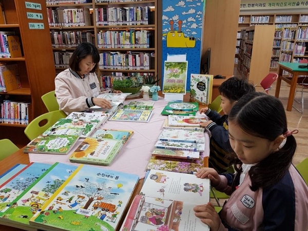 송산개미 작은도서관 내부