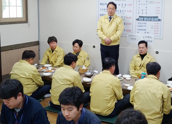 이선용 서구의회 운영위원장이 재난안전담당관실 직원들에게 감사의 뜻을 전하고 있다