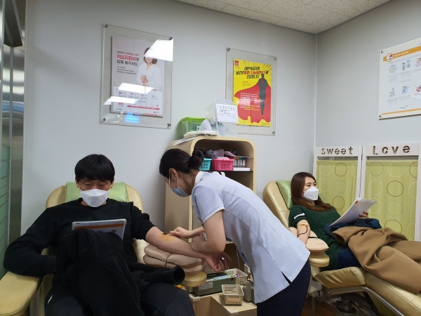 철도공단 시설장비사무소 임직원들이 13일 대한적십자사 충북혈액원에서 사랑의 헌혈 행사에 참여하였다.