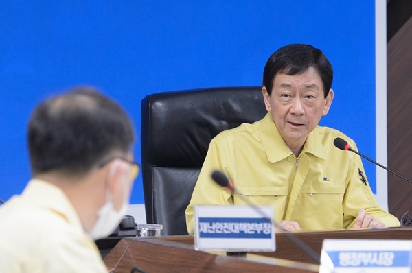 코로나19 조치 사항 듣는 진영 행안부 장관