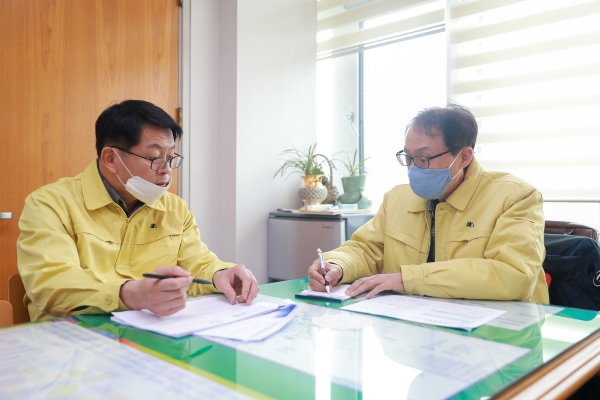 유찬수 부시장이 유지원 기획경제국장과 아산사랑상품권 확대 발행과 판매 및 홍보방안을 논의하고 있다.