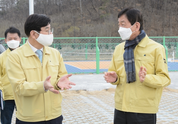 이춘희(왼쪽) 세종시장으로부터 합강캠핑장 운영상황 듣는 진영 행안부 장관