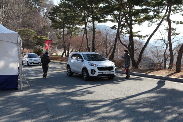 오전 8시부터 오후 6시까지 교내 출입 인원 전체에 대한 발열 체크를 하고 있다.