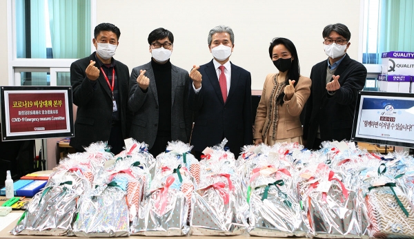 권혁대 총장(가운데) 및 교직원들이 대구·경북·경남 신입생들에게 응원의 마음을 보내고 있다