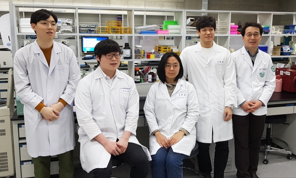 손창규 교수(오른쪽)외 학생연구팀이 단체사진