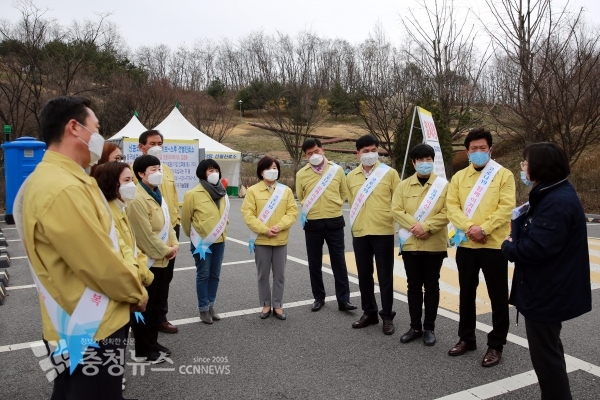 이순신종합운동장에 마련된 드라이브스루 선별진료소 찾아 근무자들 격려