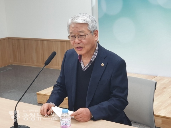 브리핑하는 서금택 세종시의회 의장 / 충청뉴스 최형순 기자