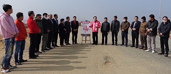 21대 총선 충남 서산태안 선거구에서 재선에 도전장을 던진 미래통합당 성일종 예비후보는 18일 태안기업도시를 찾아 태안고속도로 건설 공약을 발표했다.