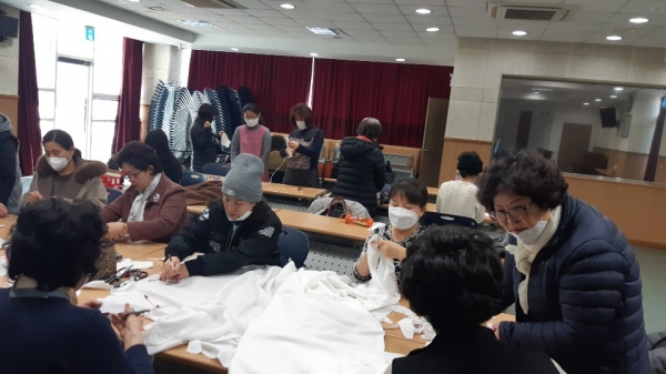지난 16일 노은2동 주민자치위원과 통장, 새마을지도자 등 30여명이 노은2동 행정복지센터 대회의실에서 면 마스크 제작하고 있다.
