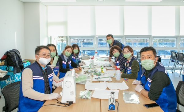 송악읍주민자치위원회 수제마스크 제작 모습