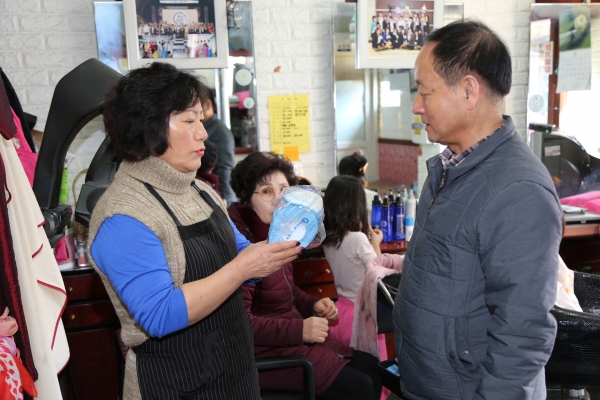 마스크 배포 모습