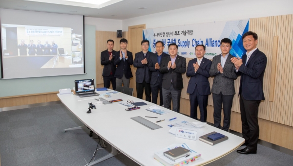 한국서부발전 본사(태안) - 에스엠에이치(창원)을 화상으로 연결하여 연구과제 착수회의 및 협약식을 시행하였다.