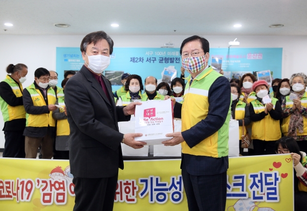 서구자원봉사협의회 봉사자들과 함께 7일에 걸쳐 기능성 면 마스크 1,200여장을 제작하여 19일, 취약계층 ․ 한국소아암재단 중부지부 환아 가족 및 서구농아인지회의 어려운 회원들에게 전달했다