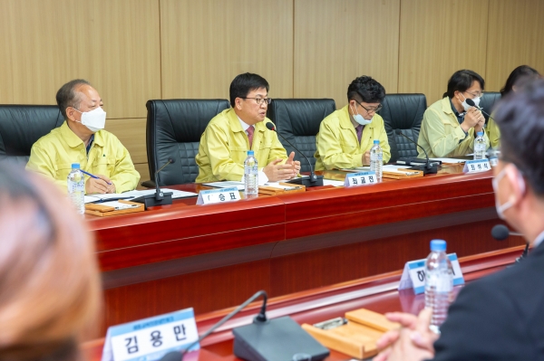 최교진 교육감이 읍면교육발전협의회 등 8개 교육시민단체와 간담회 갖고 개학 대책 논의하고 있다
