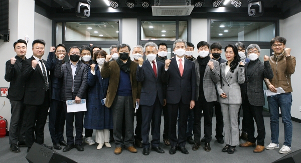 목원대 최첨단 강의실 개관을 축하하며 기념촬영을 하였다.