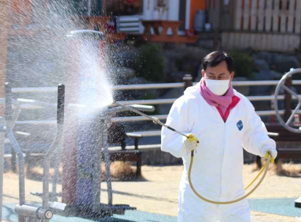 보문산 일원과 공공시설물 방역에 나선 미래통합당 이은권 의원