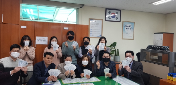 평생학습관 직원들이 아산사랑상품권 구매 캠페인을 펼치고 있다.