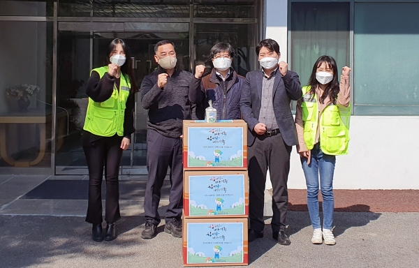 김창휴(우측 두 번째) 국립제천치유의숲 센터장이 충북 제천시 청풍면 청풍리조트 힐하우스에서 위로물품을 전달한 뒤이상기(가운데) 청풍리조트 총지배인, 강경호(좌측 두 번째) 국민연금공단 총감독관과 기념촬영을 하고 있다.