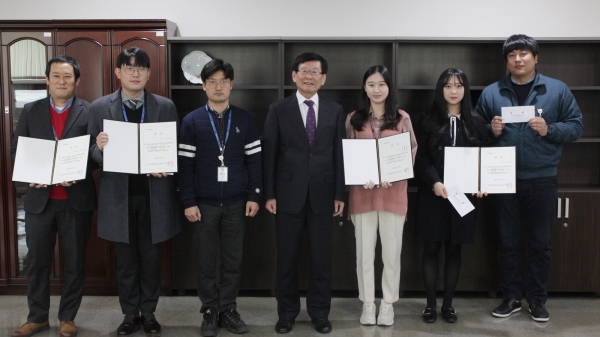 건양대 이원묵 총장과 2019학년도 교직원 아이디어 제안 수상자들 기념촬영 모습. 왼쪽부터 김윤기 직원, 김우중 직원, 김영길 직원, 이원묵 총장, 신한별 직원, 윤선혜 직원, 소현성 직원 순.