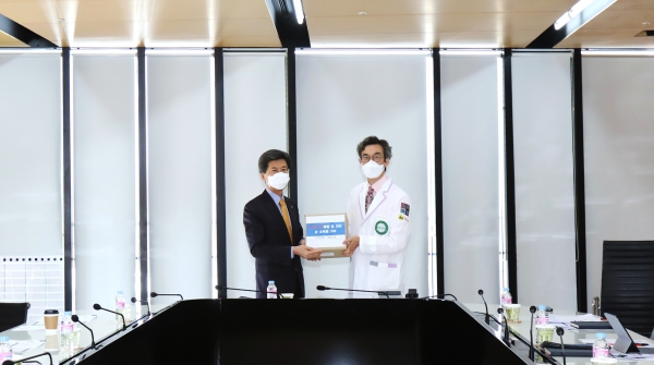 대전대, 한의학과 김동희 교수 회원으로 있는 ‘적마고우’에서 손소독제 400여개 기부