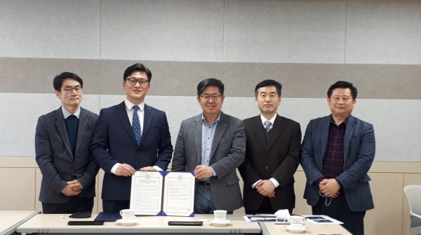 지난 24일 ㈜에스에이치엘씨티씨와 공공기관 전직·재취업 교육과정 운영 업무협약을 체결하였다.(사진 왼쪽에서 두 번째 에스에이치엘씨티씨 김경태 대표, 가운데 한밭대학교 최종인 산학협력단장)