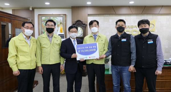 26일 오전 대전도시공사에서 유영균사장과 조성민노조위원장 등 노사대표가 사랑의 열매에 코로나19 극복성금을 전달하고 있다.